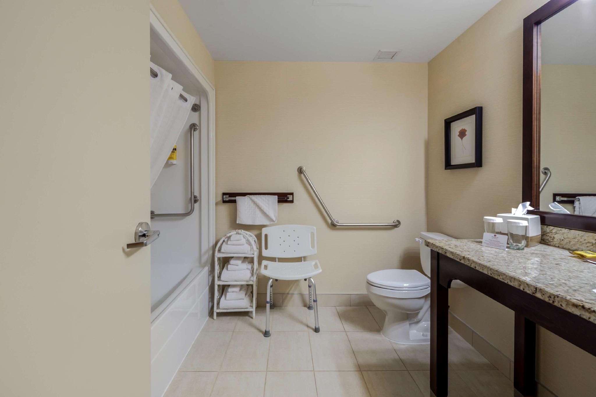 Best Western Premier Denham Inn & Suites Accessibility - 2 Queens, Bathtub, Nonsmoking 3