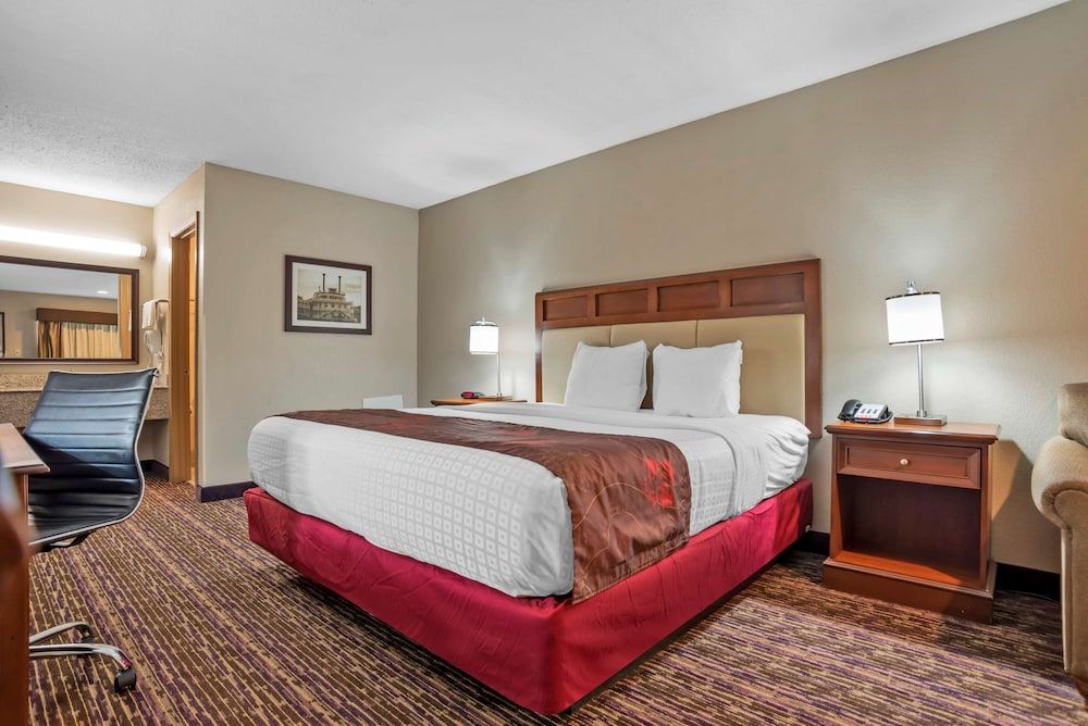 Best Western Vicksburg Standard Room, 1 King Bed, Accessible, Bathtub 2