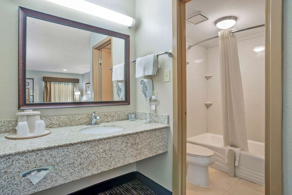 Best Western Vicksburg Standard Room, 1 King Bed, Non Smoking, Refrigerator & Microwave 4