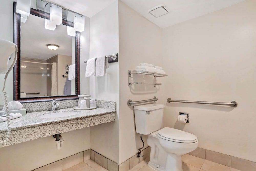 Best Western Vicksburg Standard Room, 1 King Bed, Accessible, Bathtub 4