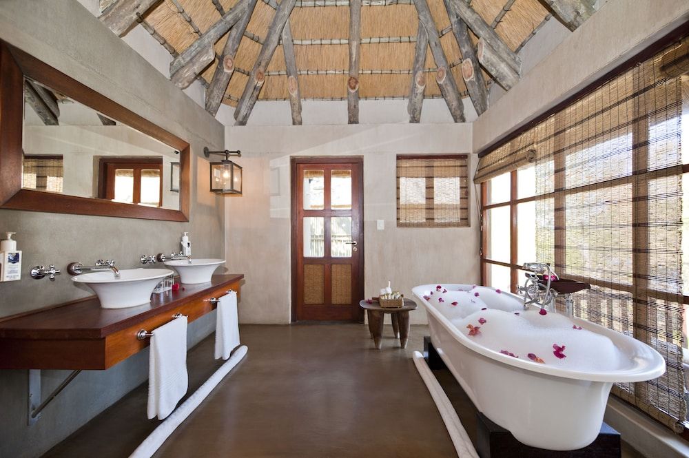 Divava Okavango Resort & Spa Luxury Twin Room, 2 Twin Beds 4