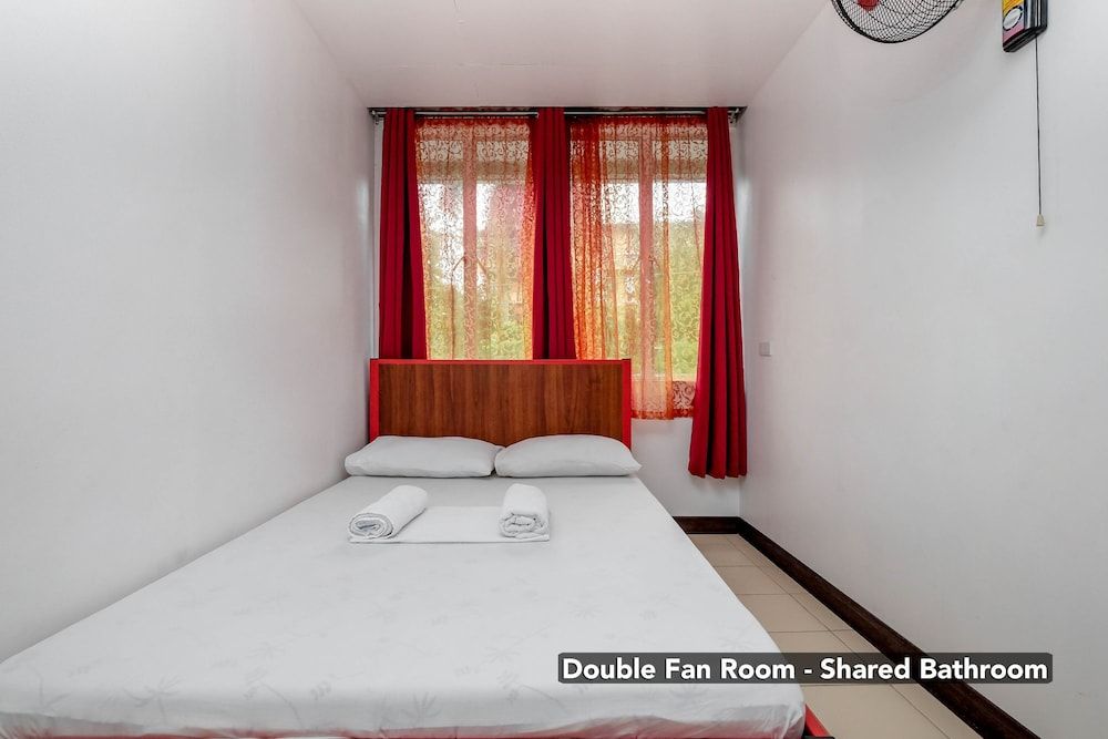 Stay Malate Hostel Double Fan Room with Shared Bathroom 4