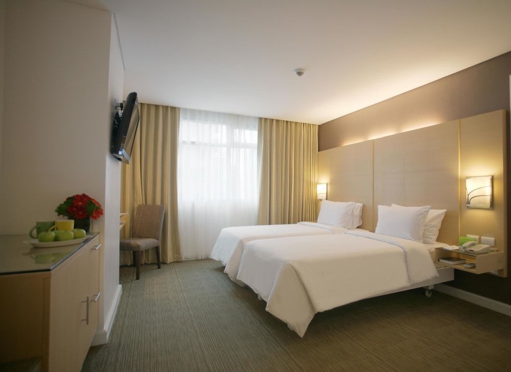 St Giles Makati Superior Room, 2 Twin Beds, Partial View 2