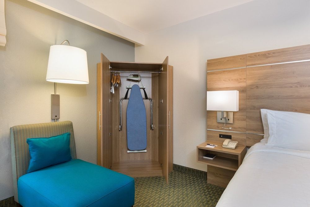 Standard Room, 2 Queen Beds, Microwave, Pool View
