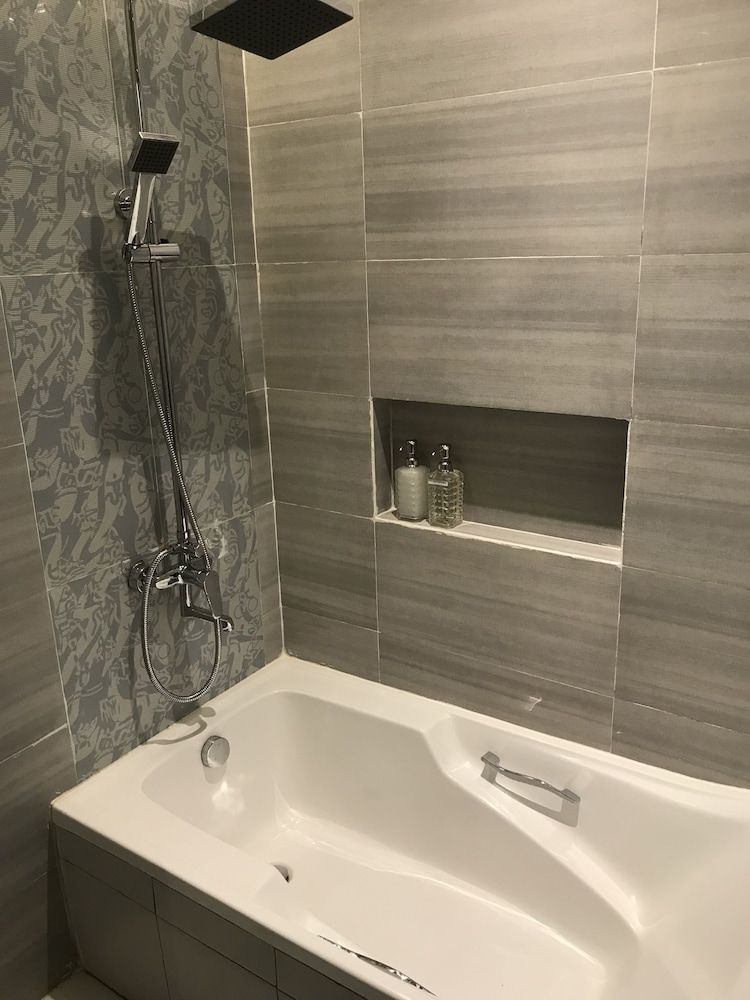 Deep Soaking Bathtub