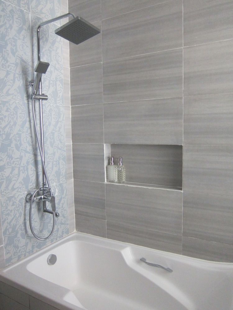 Deep Soaking Bathtub