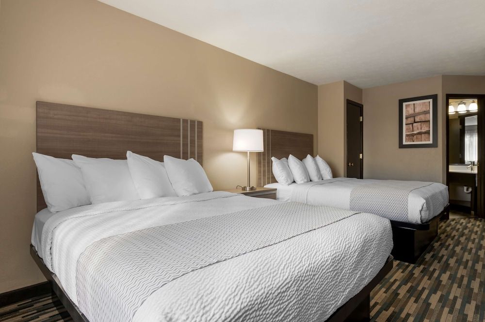 Best Western Edinburgh/Columbus Standard Room, 2 Queen Beds, Non Smoking, Refrigerator & Microwave (1st Floor) 2