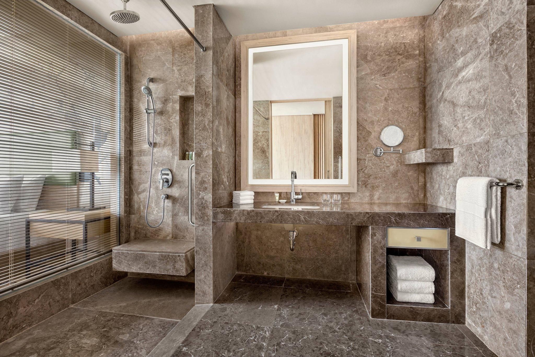 Deluxe Guest room, 1 King,  City view, Corner room