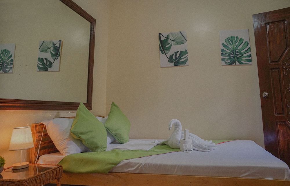 The Palms Resort & Bar Classic Triple Room 8