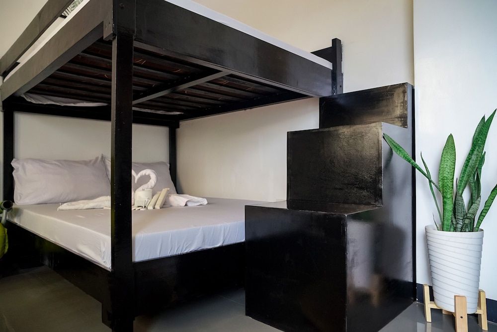 The Palms Resort & Bar Family Room 4