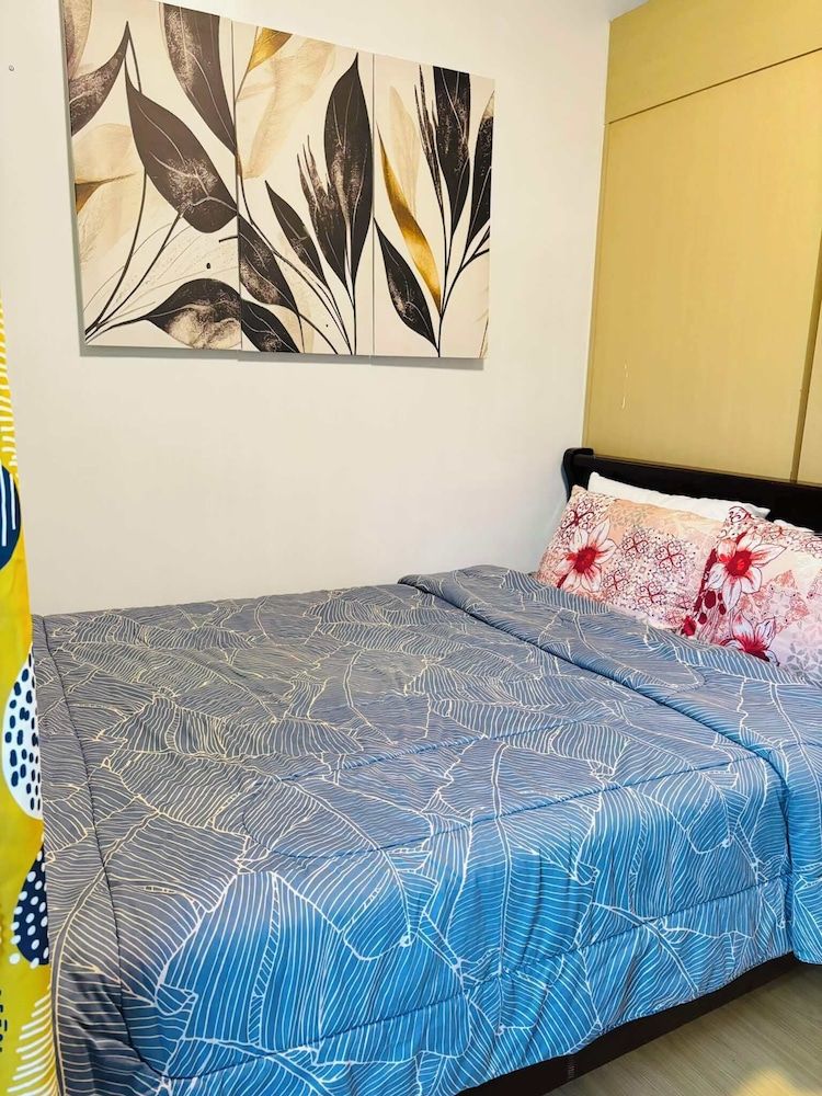 Trees Residences by Jhoy Comfort Condo, 1 Bedroom, Balcony