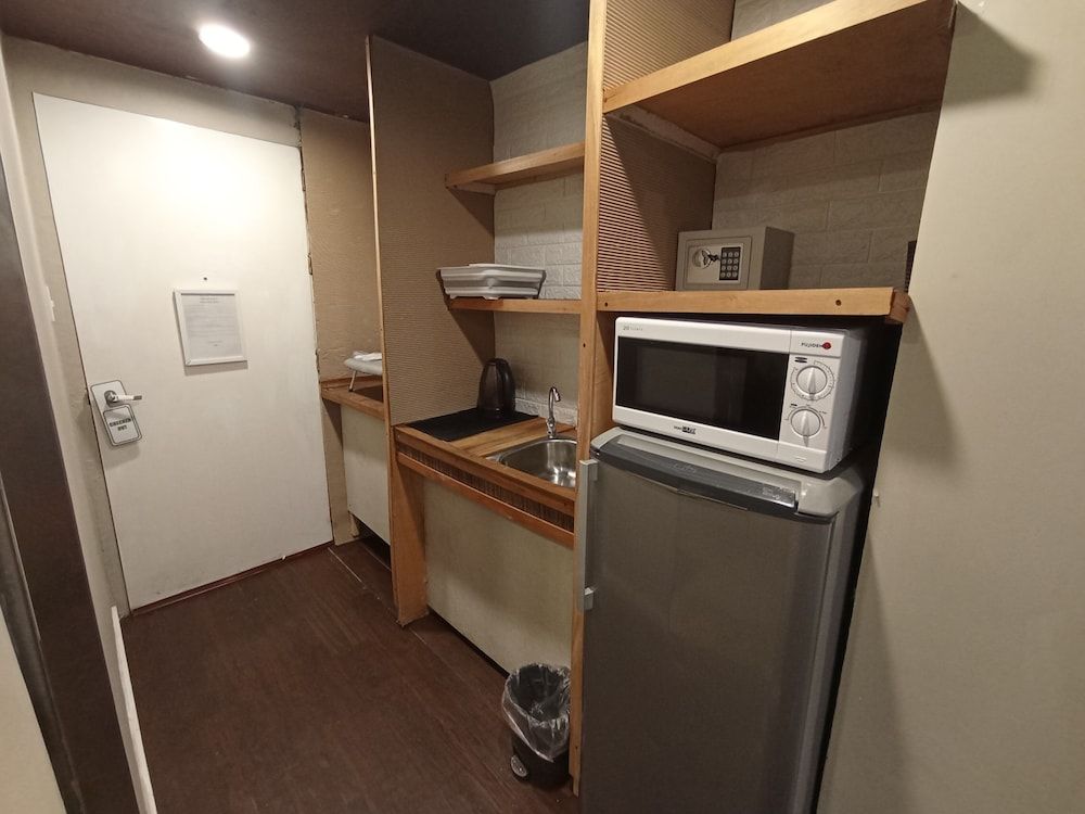 The Staycation - Boutique rooms Traditional Studio,1 Queen Bed, Non Smoking, Refrigerator & Microwave (NO FRONT DESK) 5