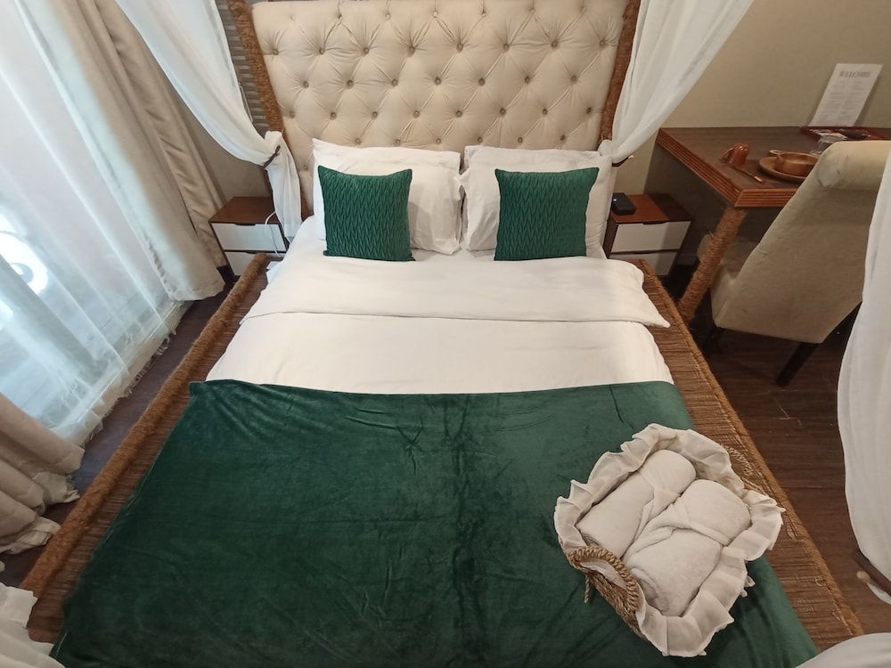 The Staycation - Boutique rooms Traditional Studio,1 Queen Bed, Non Smoking, Refrigerator & Microwave (NO FRONT DESK) 4