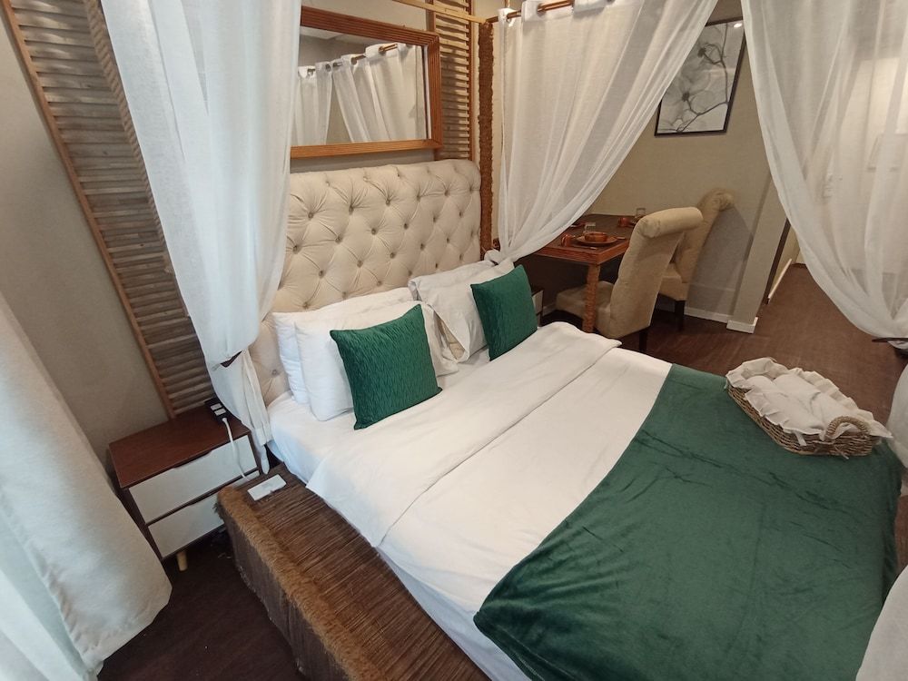 The Staycation - Boutique rooms Traditional Studio,1 Queen Bed, Non Smoking, Refrigerator & Microwave (NO FRONT DESK) 8