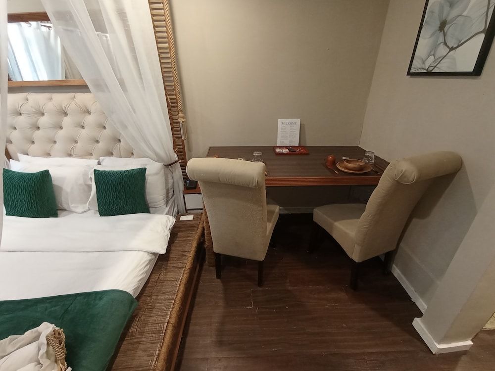 The Staycation - Boutique rooms Traditional Studio,1 Queen Bed, Non Smoking, Refrigerator & Microwave (NO FRONT DESK) 2