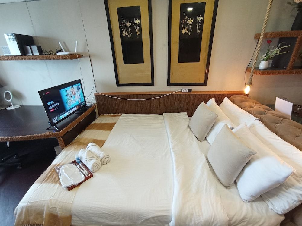 Panoramic Room, 1 Queen Bed, Non Smoking, City View (NO FRONT DESK, ONLY SELF CHECKIN)