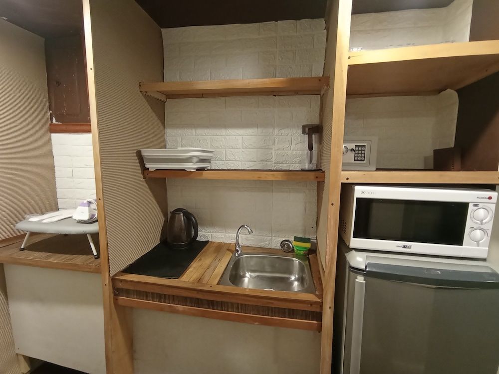 The Staycation - Boutique rooms Traditional Studio,1 Queen Bed, Non Smoking, Refrigerator & Microwave (NO FRONT DESK) 6