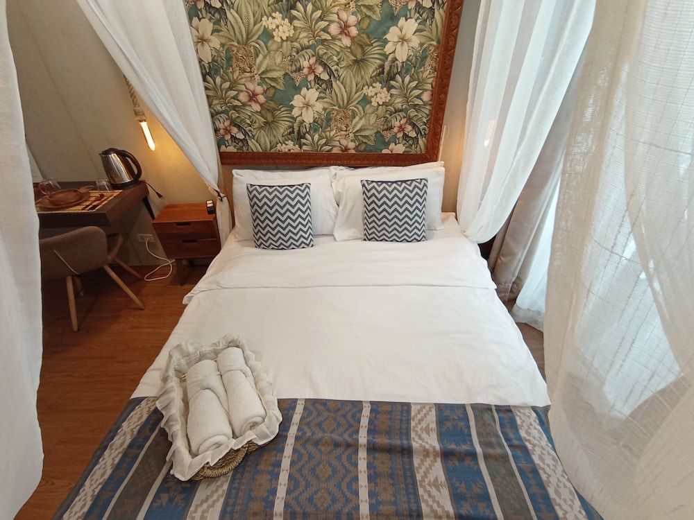 The Staycation - Boutique rooms Traditional Studio, 1 Queen Bed, Non Smoking (NO FRONT DESK, ONLY SELF CHECKIN) 4