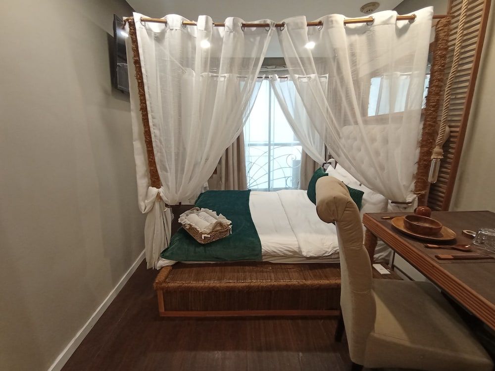 The Staycation - Boutique rooms Traditional Studio,1 Queen Bed, Non Smoking, Refrigerator & Microwave (NO FRONT DESK) 9
