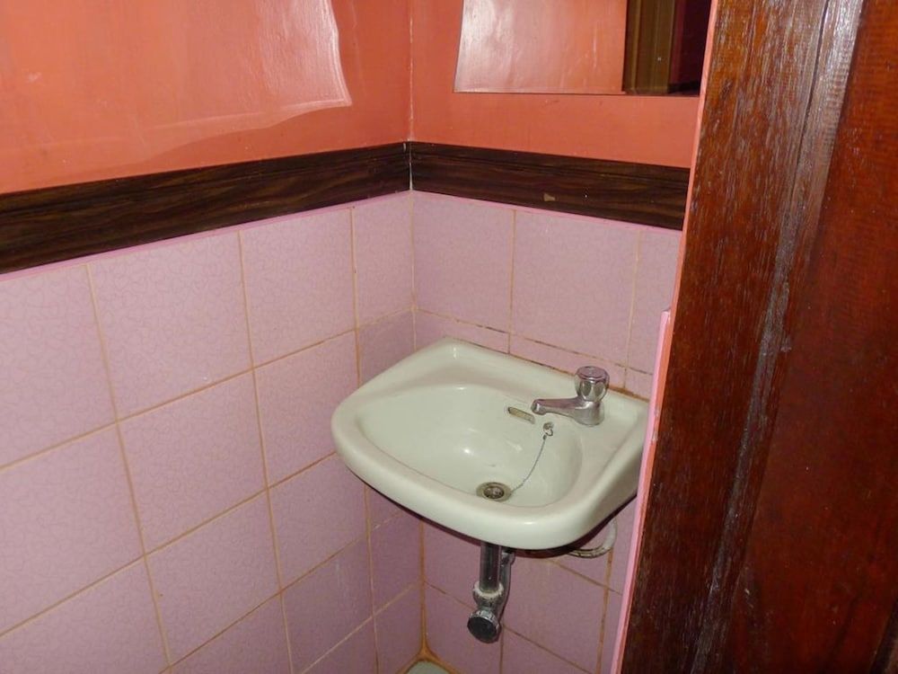 Amos Digue Pension House Twin Room 10