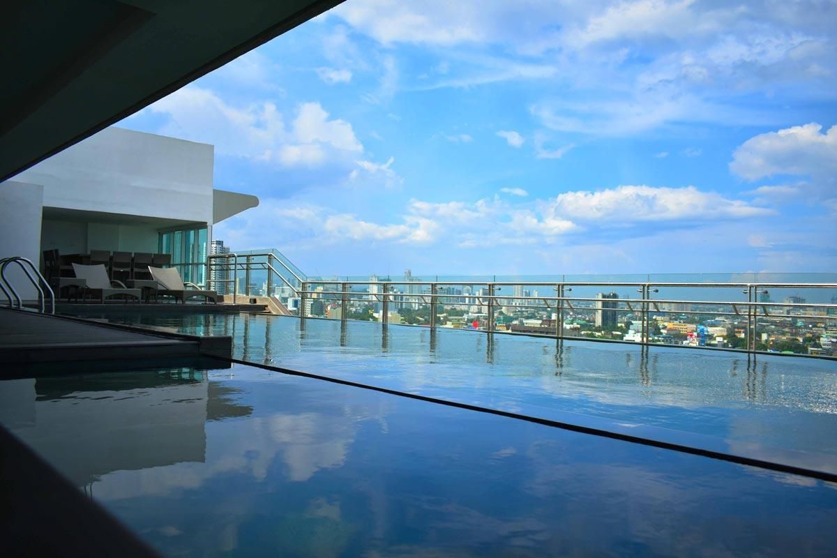 swimming pool [outdoor]