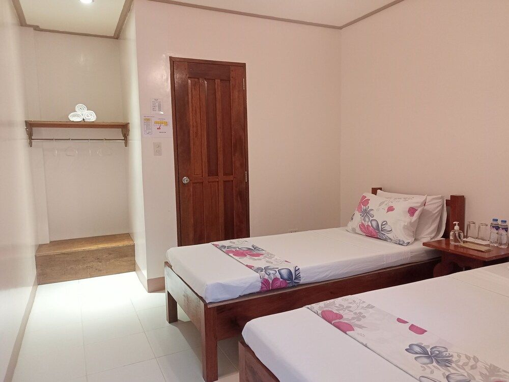 Ausan Beach Front Cottage and Restaurant Standard Double Aircon Room 5