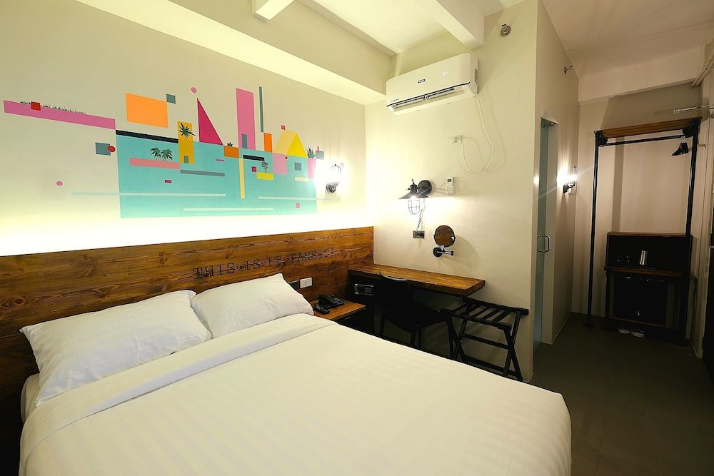U Hotels Makati Standard Double Room 7