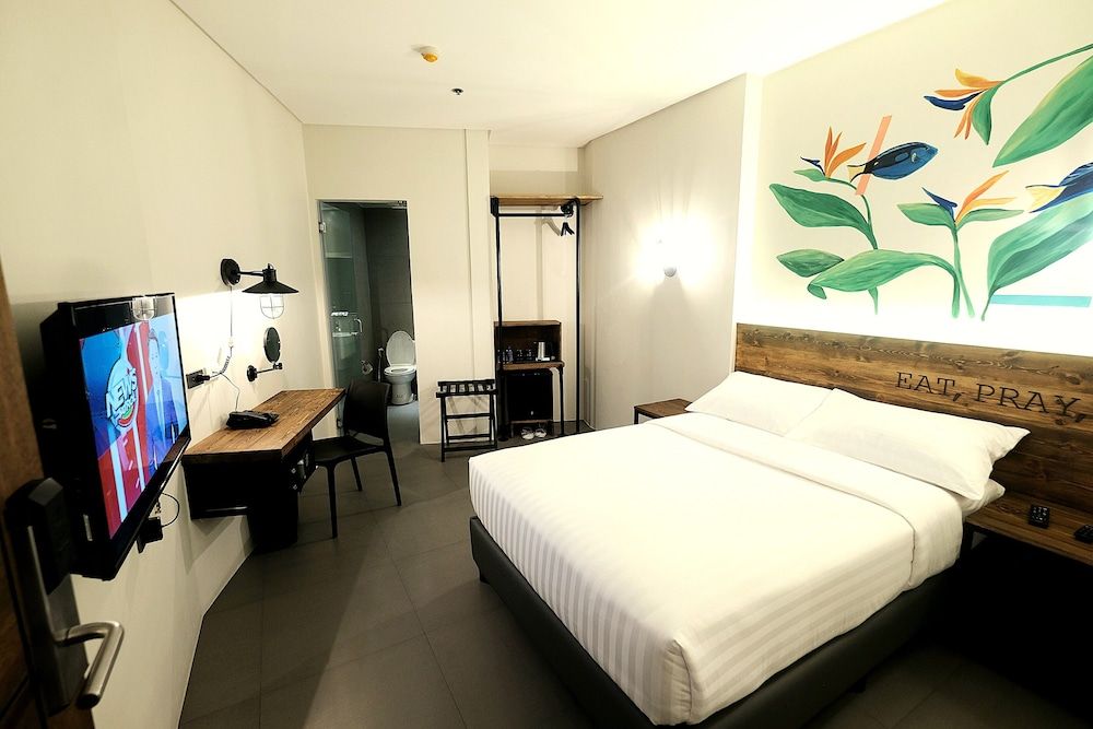 U Hotels Makati Standard Double Room 6