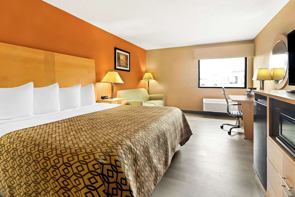 Best Western Paducah Inn Standard Room, 1 King Bed, Non Smoking, Refrigerator & Microwave