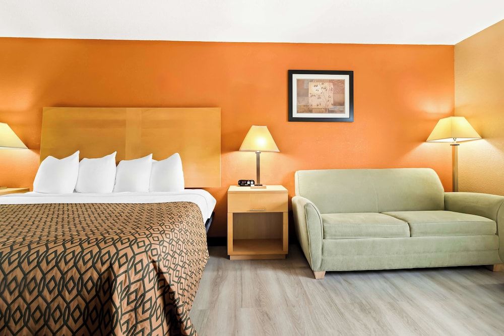 Best Western Paducah Inn Standard Room, 1 King Bed, Non Smoking, Refrigerator & Microwave 2