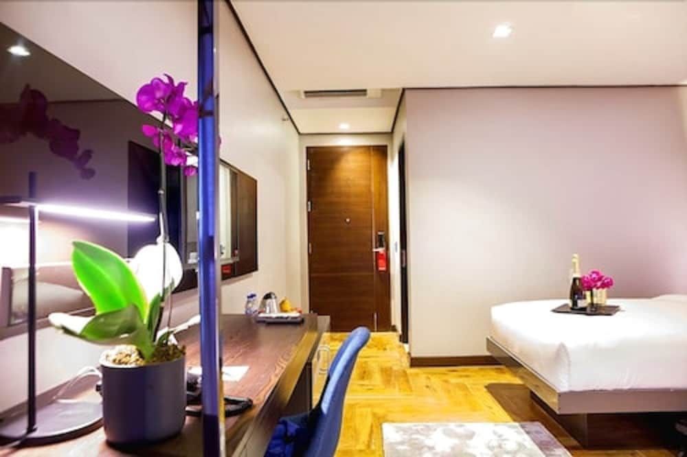 Ramada Encore Makati Standard Twin 8