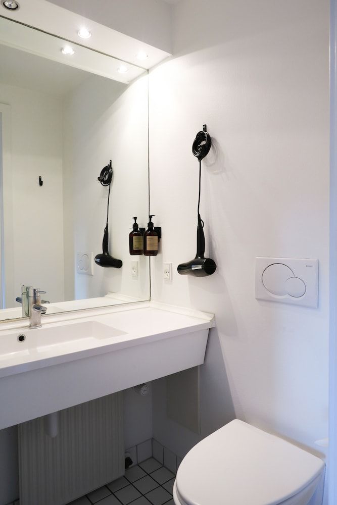 Savoy Hotel Standard Double Room, 1 Queen Bed, Non Smoking, Courtyard View (Medium) 20