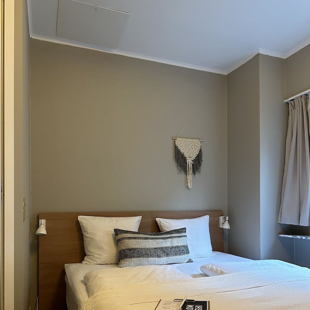 Savoy Hotel Standard Double Room, 1 Queen Bed, Non Smoking, Courtyard View (Medium) 13
