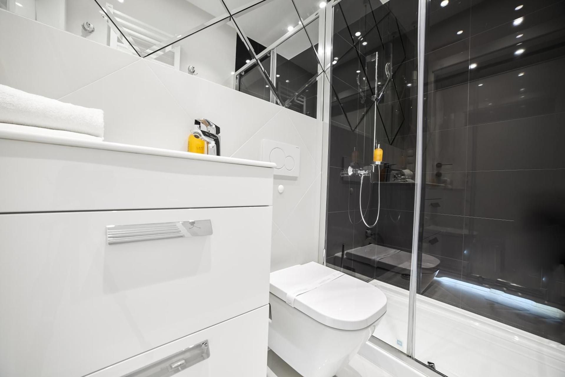 Studio Apartment B424 (Partial Sea View)
