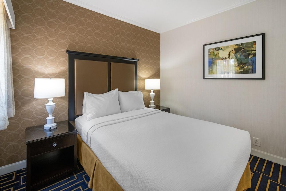 Suite, 1 Queen Bed, Non Smoking, Refrigerator (with Sofabed)