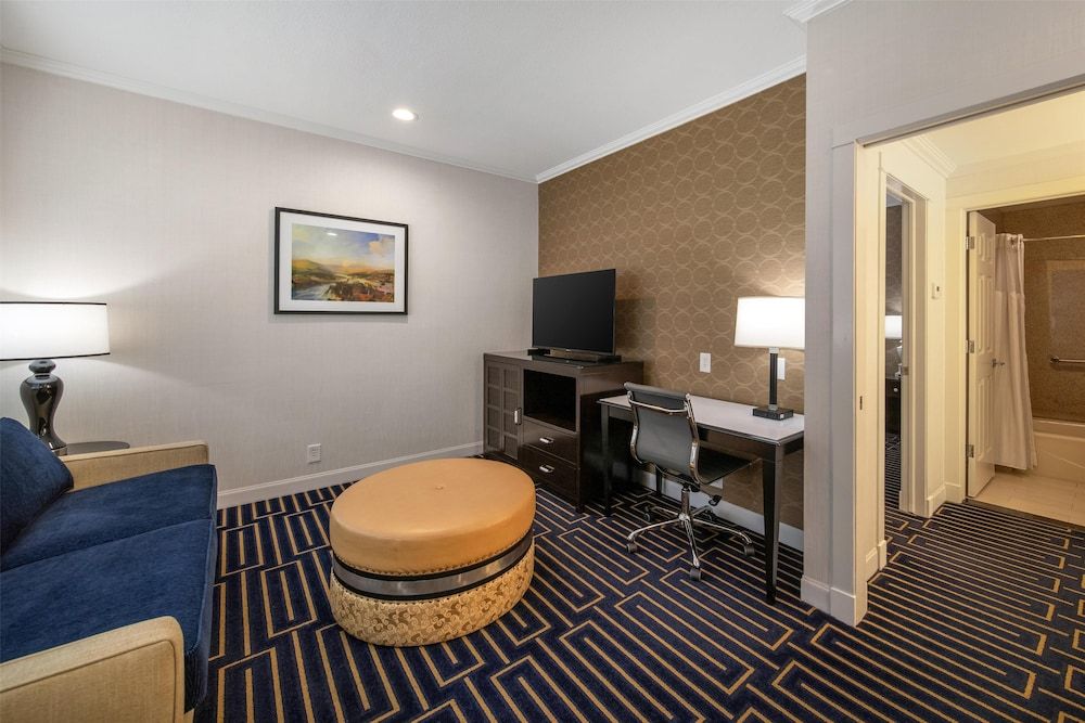 undefined Best Western Plus Palm Court Hotel 2