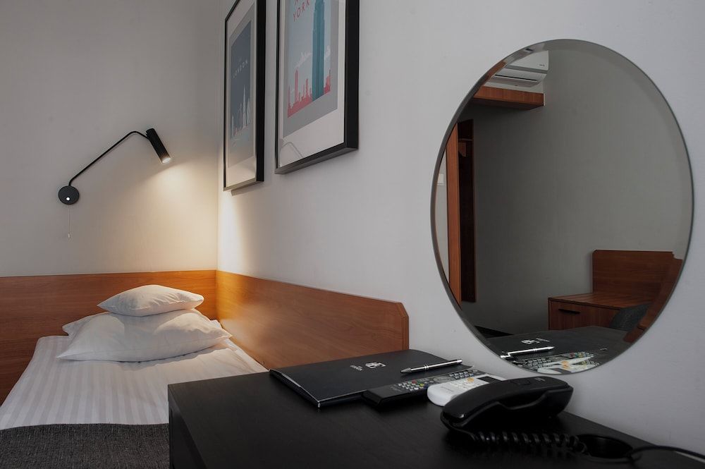 Hotel Edison Standard Single Room 9