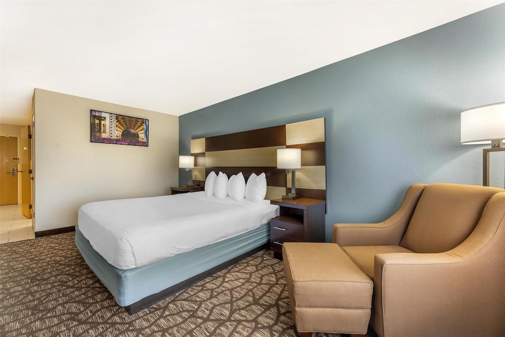 Best Western Joliet Inn & Suites Executive Room, 1 King Bed, Non Smoking, Refrigerator & Microwave (Shower Only) 4