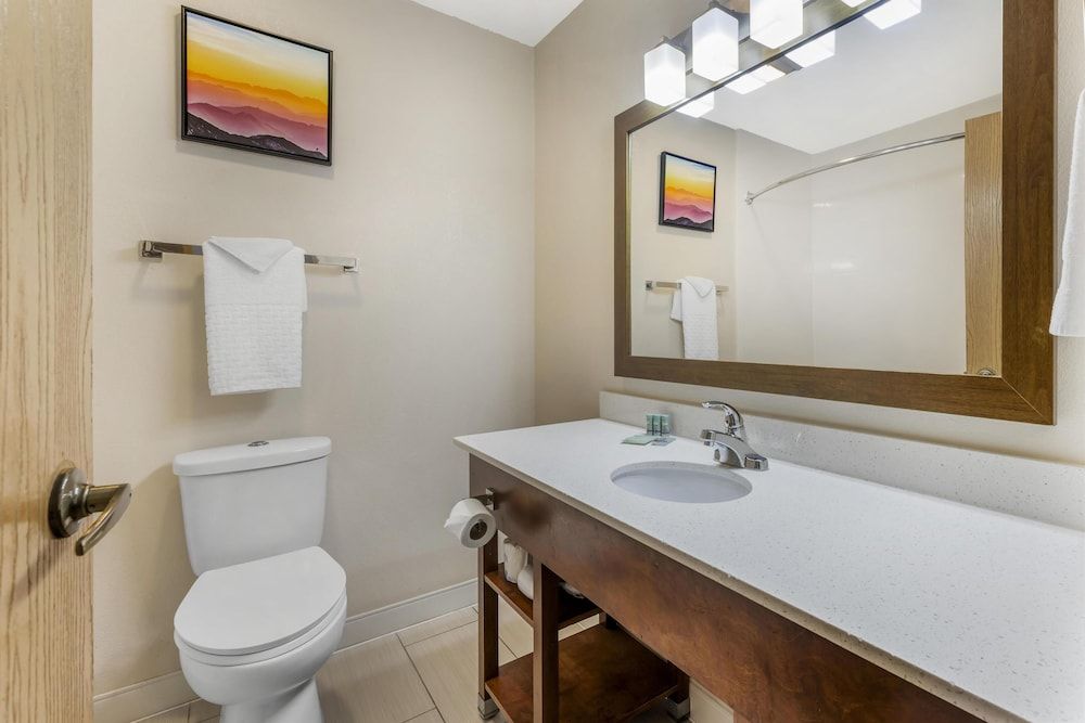 Best Western Joliet Inn & Suites Standard Room, 2 Queen Beds, Non Smoking, Refrigerator & Microwave 4