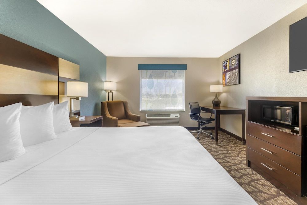 Best Western Joliet Inn & Suites Executive Room, 1 King Bed, Non Smoking, Refrigerator & Microwave (Shower Only) 5