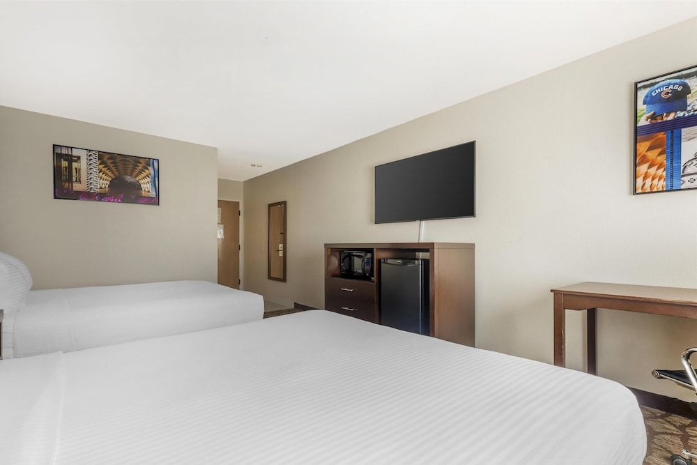 Best Western Joliet Inn & Suites Standard Room, 2 Queen Beds, Non Smoking, Refrigerator & Microwave 2