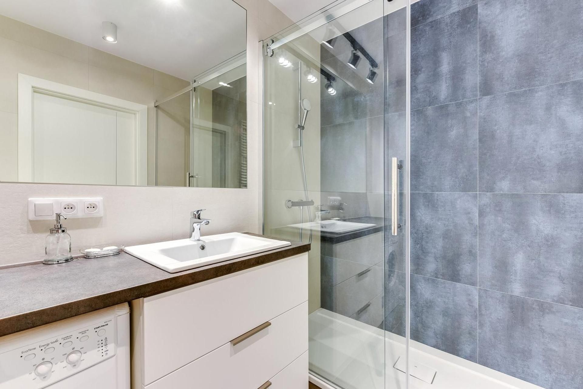 Comfort One-Bedroom Apartment with Balcony (parking)