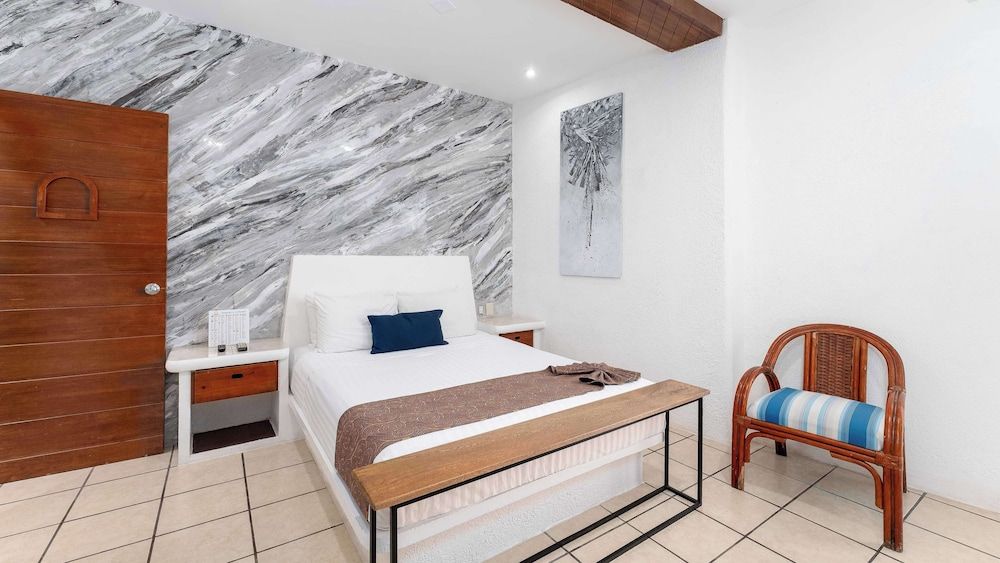 Suite, 1 Queen Bed, Non Smoking (Mountain View)