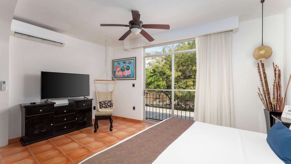 Suite, 1 King Bed, Non Smoking, Kitchenette (City View)