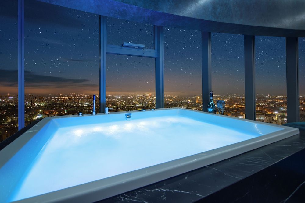 Apartments in Sky Tower with Bathtub near the window Deluxe Suite with hot tub 8