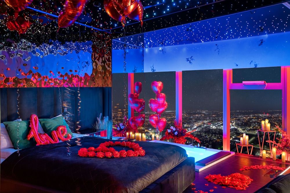 Apartments in Sky Tower with Bathtub near the window Deluxe Apartment with hot tub and sauna 5