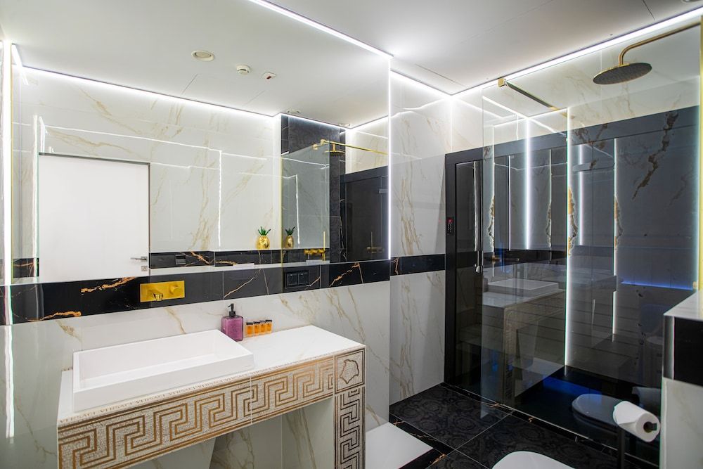 Apartments in Sky Tower with Bathtub near the window Deluxe Apartment with hot tub and sauna 2