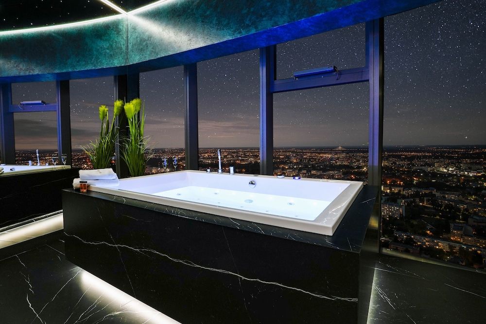 Apartments in Sky Tower with Bathtub near the window Deluxe Suite with hot tub 5