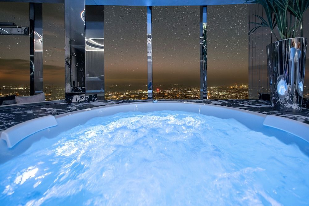 Apartments in Sky Tower with Bathtub near the window Dubai Apartment with a hot tub and sauna 3