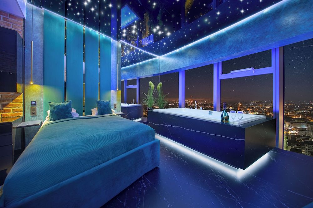 Apartments in Sky Tower with Bathtub near the window Deluxe Suite with hot tub 2